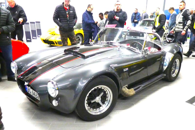 AC Cobra.  I utgangspunktet er det en engelsk sportsbil, som Carrol Shelby monterte stor V8-motor i.